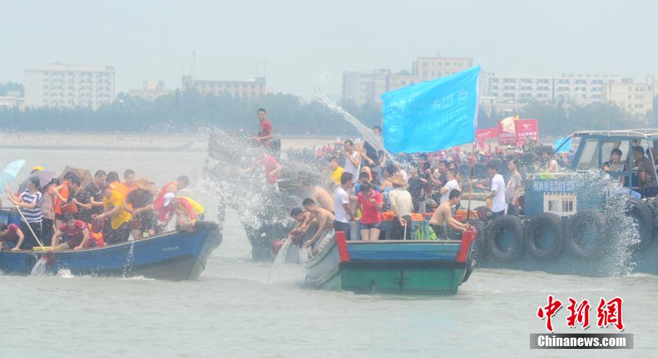 Водный праздник на море Миньнань в честь «Дуаньуцзе»