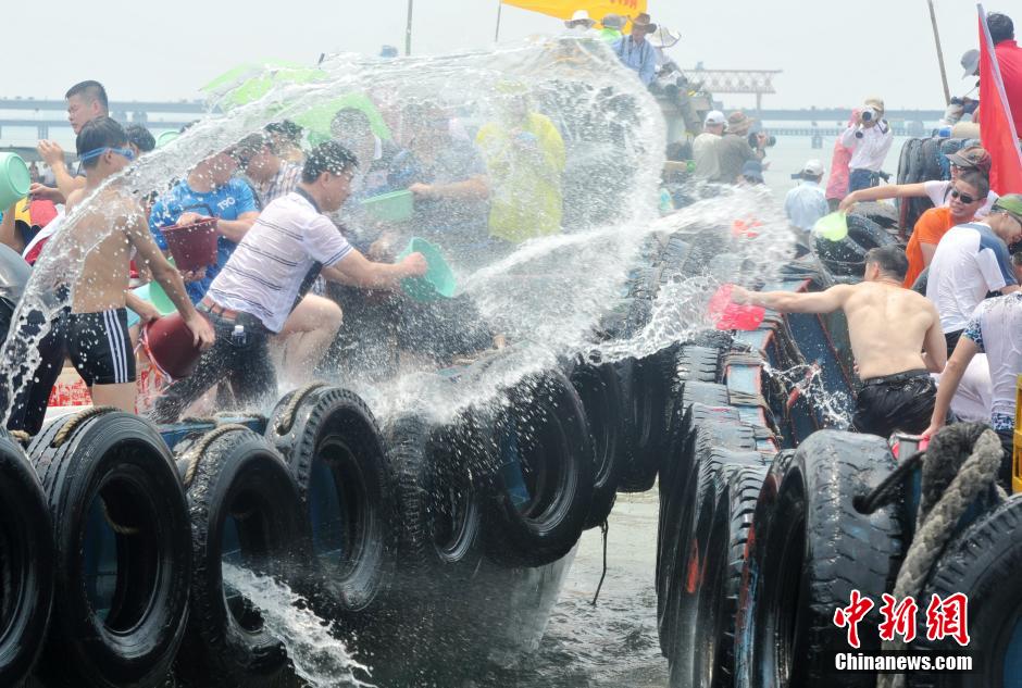 Водный праздник на море Миньнань в честь «Дуаньуцзе»