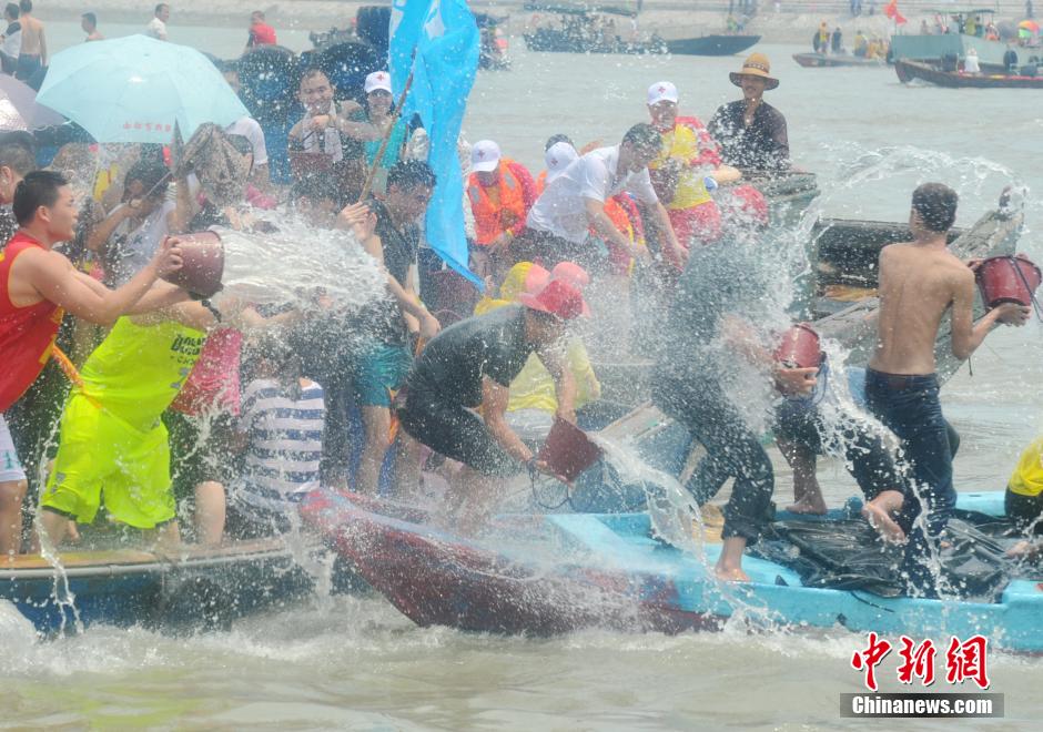 Водный праздник на море Миньнань в честь «Дуаньуцзе»