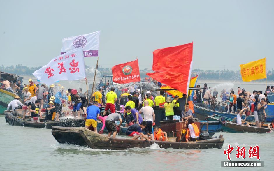 В Сянгане прошли гонки лодок-драконов в честь празднования «Дуаньуцзе».