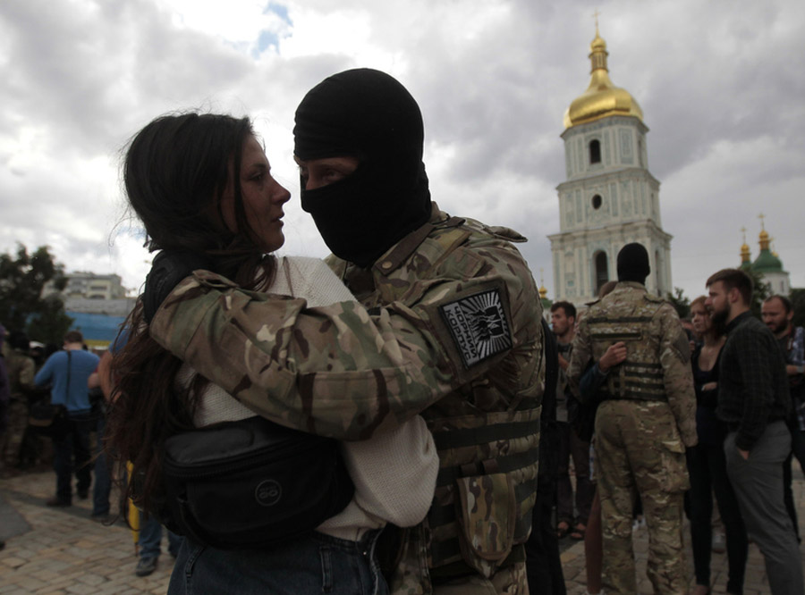 Присяга и прощание: Из Киева на восток страны отправились новые добровольцы батальона «Азов»