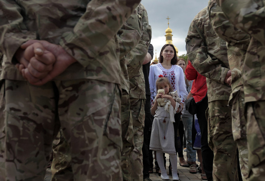 Присяга и прощание: Из Киева на восток страны отправились новые добровольцы батальона «Азов»