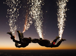 Американские парашютисты запустили фейерверки во время прыжка