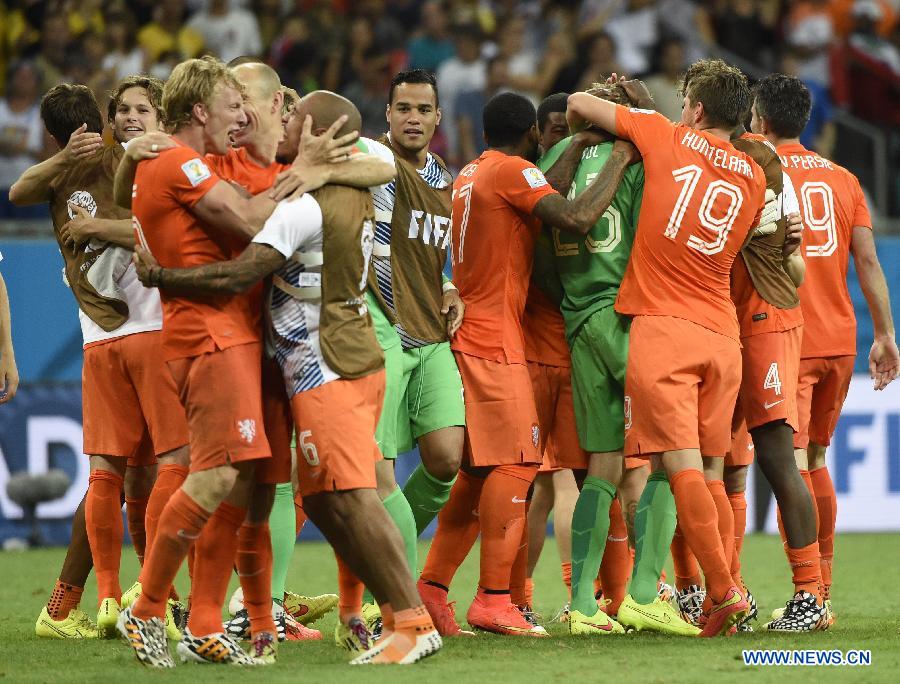 Сборная Нидерландов вышла в полуфинала ЧМ по футболу-2014