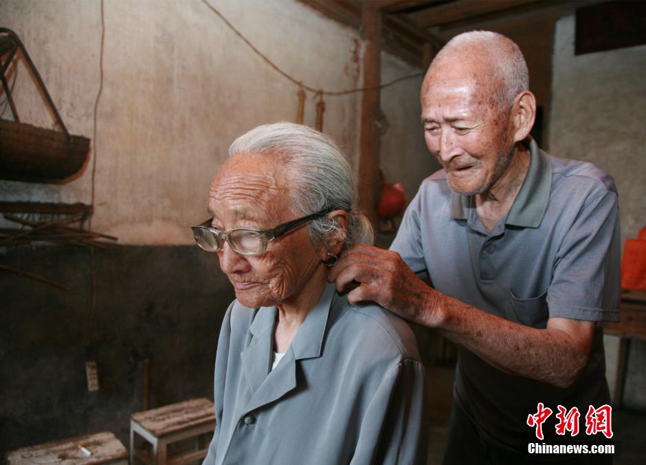 Столетняя супружеская пара уже более 80 лет поддерживает друг друга, воплощая в жизнь выражение «стареть, держась за руки».