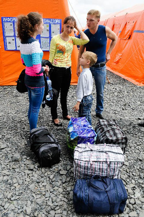 Посещение временного пункта беженцев на границе РФ и Украины