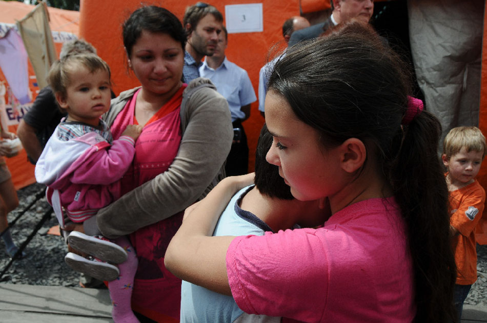 Посещение временного пункта беженцев на границе РФ и Украины