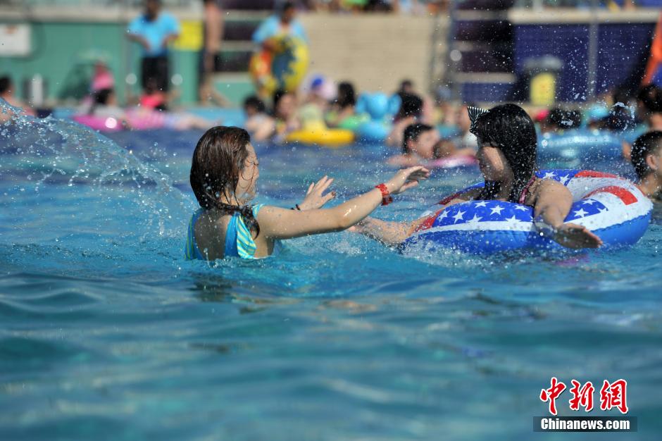 В жаркую погоду жители и гости Пекина предпочитают отдых на воде