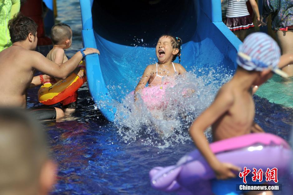 В жаркую погоду жители и гости Пекина предпочитают отдых на воде