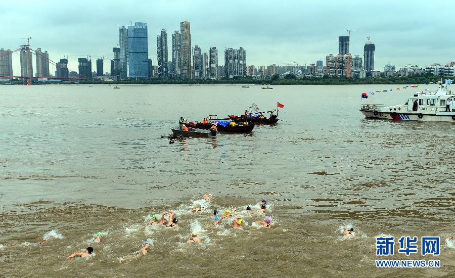 В городе Ухань прошел 41-й Международный фестиваль по пересечению реки Янцзы