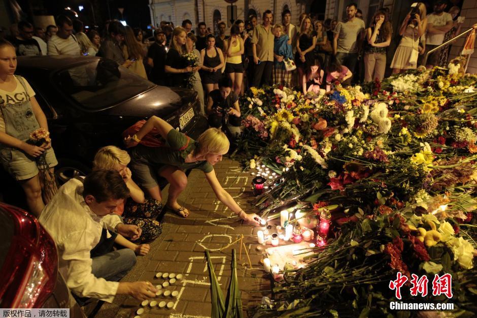 Киевляне собираются под посольством Нидерландов с цветами и зажжеными свечами