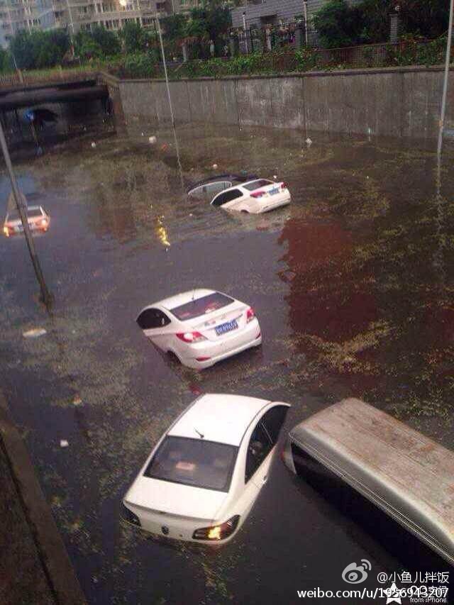 Из-за сильного ливня в Пекине 18 автомобилей оказались под водой 