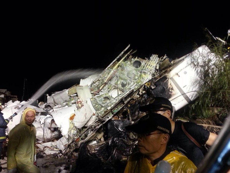 51 человек погиб, 7 получили травмы при экстренной посадке самолета авиакомпании "TransAsia Airways"