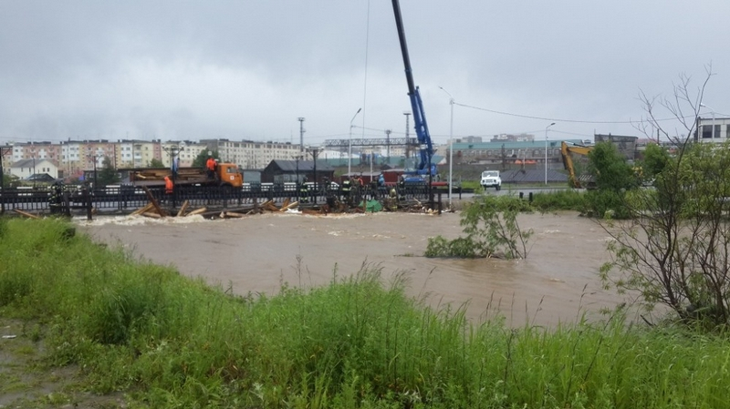 В Магадане из-за циклона смыло в реку музейные Су-15