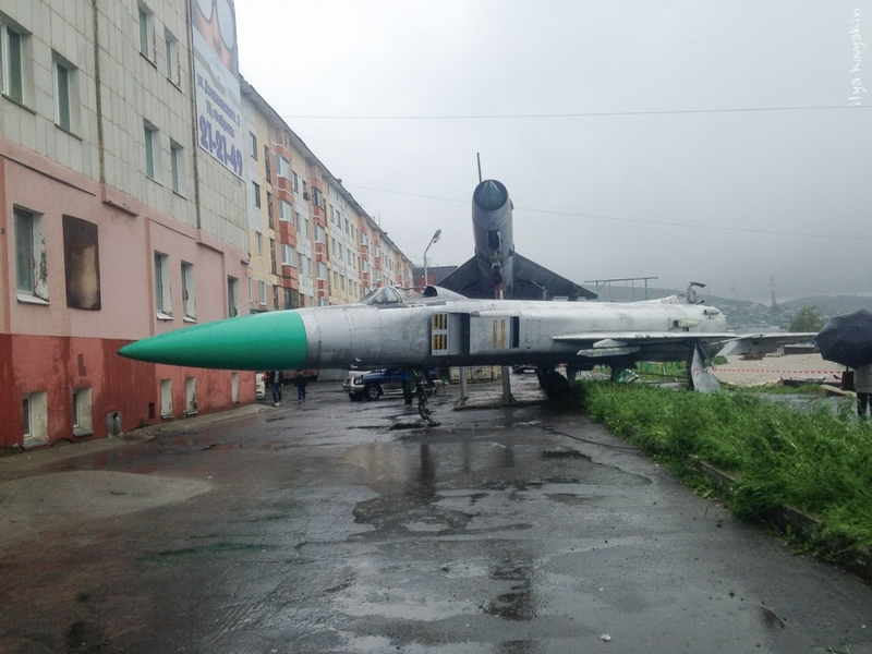 В Магадане из-за циклона смыло в реку музейные Су-15