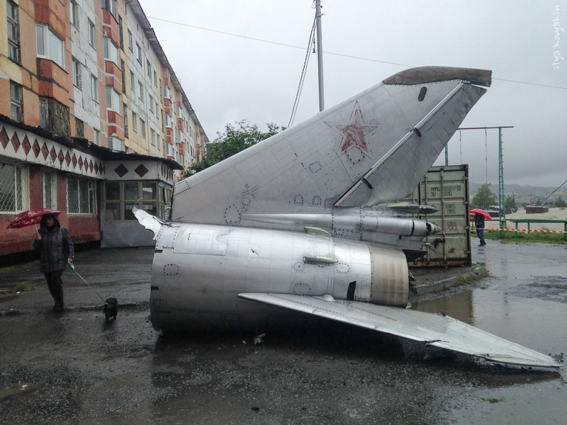 В Магадане из-за циклона смыло в реку музейные Су-15