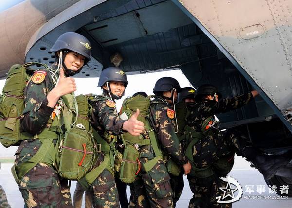 Первый женский отряд НОАК проходит специальные парашютные учения