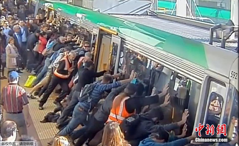 В Австралии пассажиры наклонили поезд, чтобы спасти мужчину