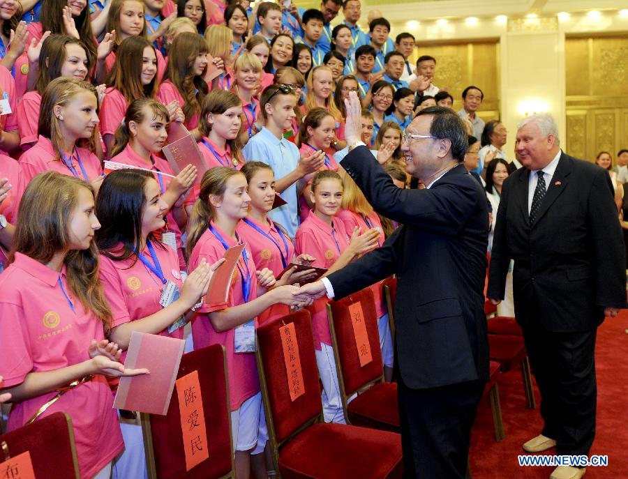 Ян Цзечи встретился с 200 детьми из Беларуси, которые прибыли в Китай на оздоровление