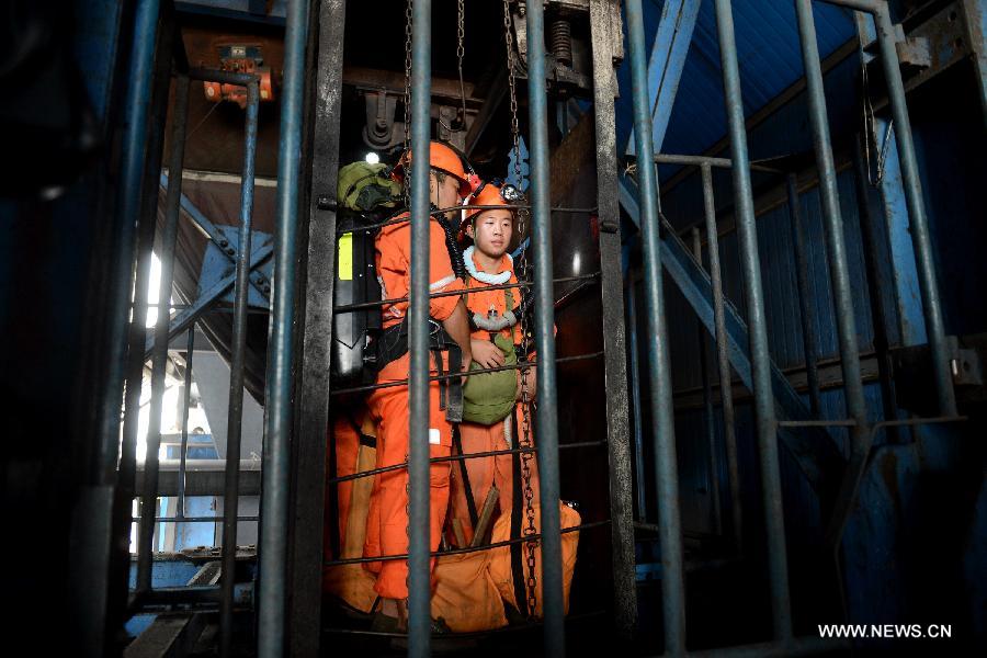 В результате взрыва газа на угольной шахте в городе Хуайнань провинции Аньхой 27 человек заблокированы под землей