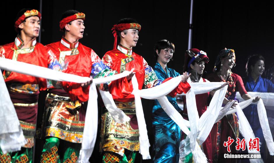 Танцевальное тибетское представление.