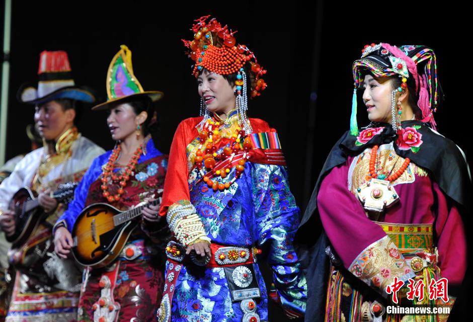 Показ национальных тибетских костюмов.