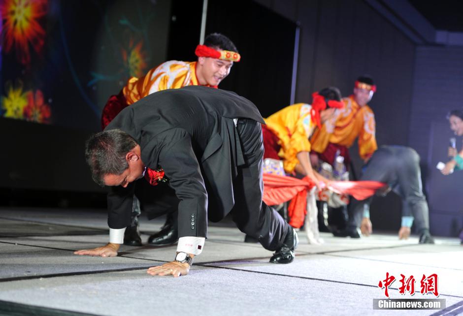 Гражданин США принимает участие в тибетских народных спортивных мероприятиях.