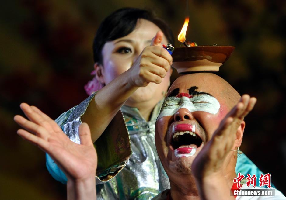 «Перекатывание огня» - один из известнейших трюков в провинции Сычуань