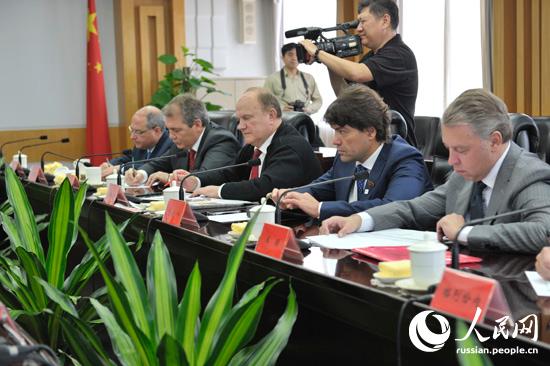 Директор газеты «Жэньминь Жибао» Ян Чжэньу встретился с делегацией КПРФ