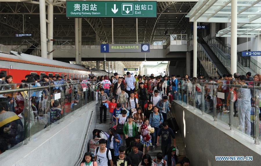 В Китае отмечен пик пассажирских перевозок в связи с окончанием каникул по случаю Национального праздника