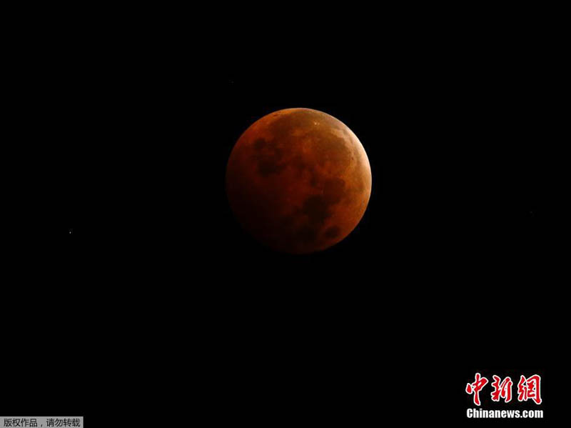 Во всем мире наблюдают полное лунное затмение