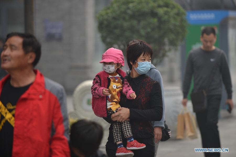 В Пекине объявлено первое за вторую половину 2014 года "предупреждение о сильном загрязении воздуха" в связи со смогом