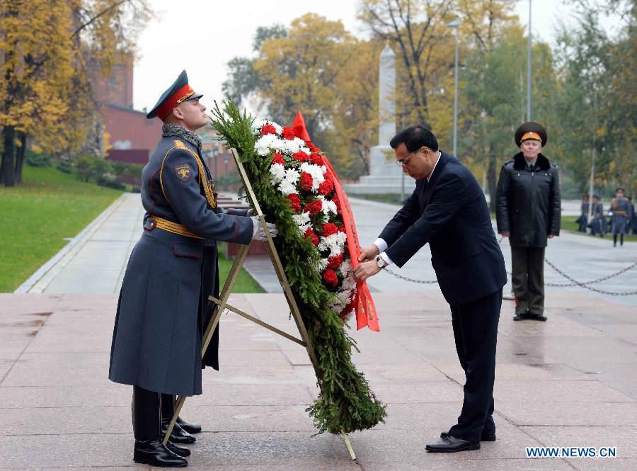 Ли Кэцян возложил венок к Могиле Неизвестного солдата