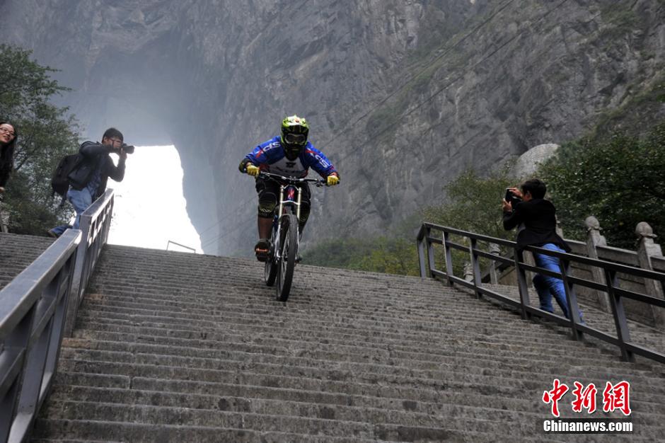 В пещере Тяньмэнь у г. Чжанцзяцзе прошло безумное велосипедное шоу