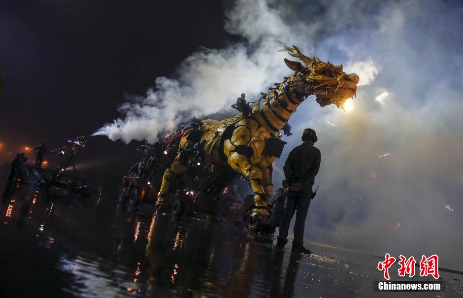 Гигантская «Лошадь-дракон» из Франции выступила с «заключительным сражением» около олимпийского стадиона в Пекине