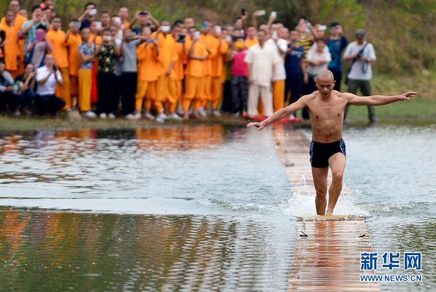 Боевой монах демонстрирует «бег по воде»