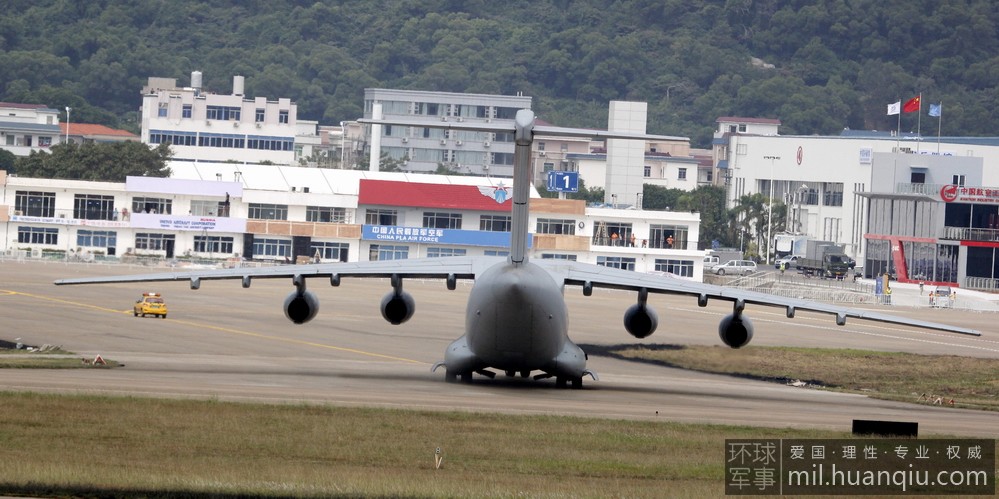 Первый тяжелый военно-транспортный самолёт Китая Y-20 прибыл в Чжухай