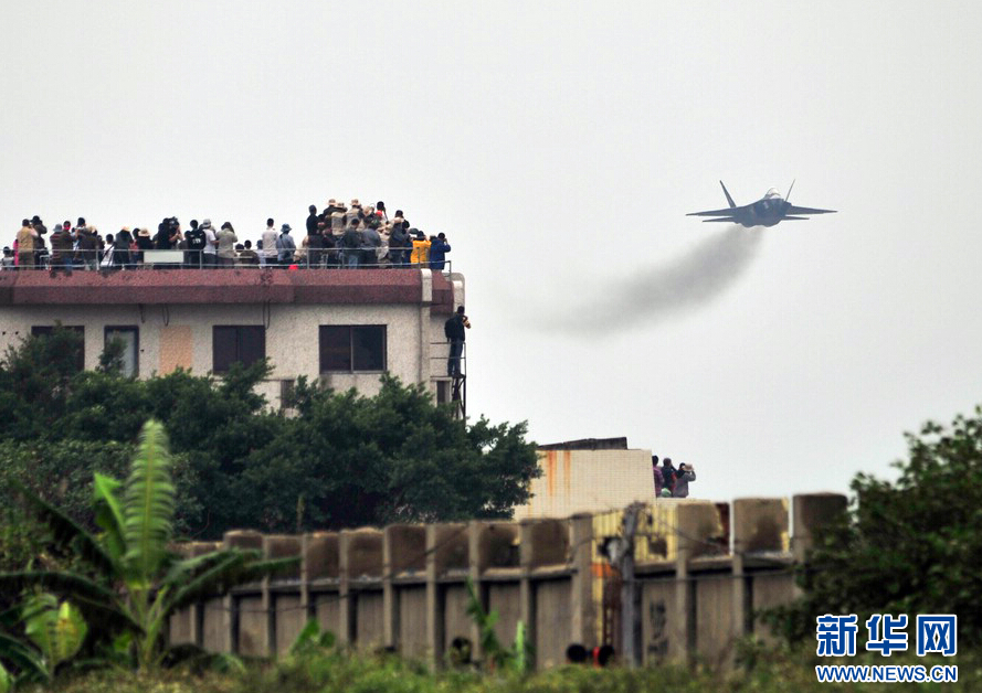 Многочисленные любители делают снимки испытательного полета нового истребителя "Цзянь-31" 
