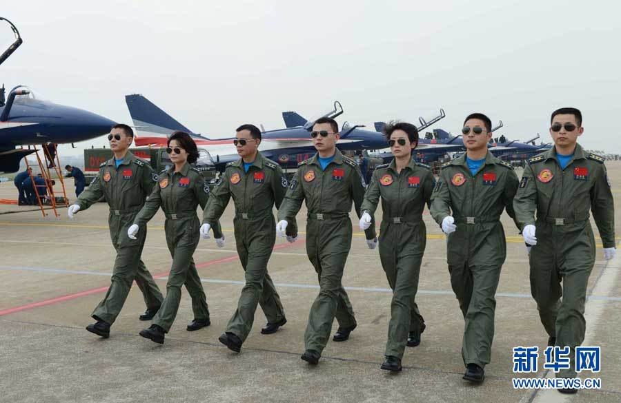 Китайские женщины-пилоты "управляют" Чжухайским авиасалоном