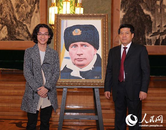 Молодой китайский художник Тянь Чи воспевает Путина в своем творчестве