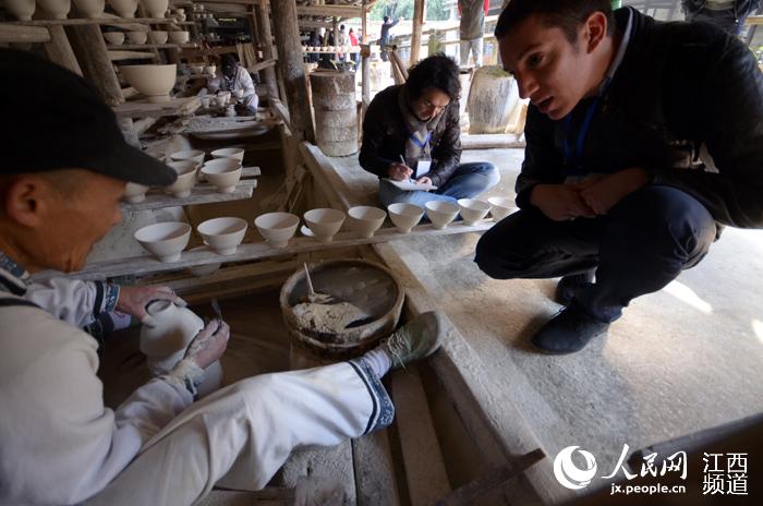 Представители иностранных СМИ посетили самую древнюю в мире линию по производству фарфора