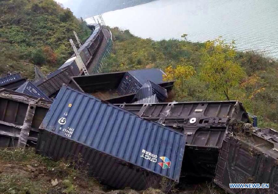 Два человека погибли в результате схода с рельсов грузового поезда на северо-западе Китая