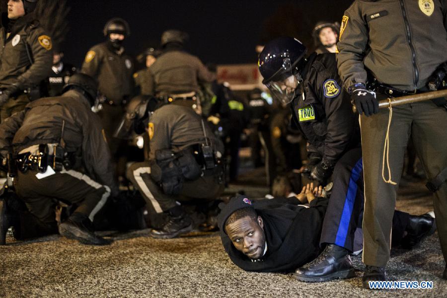 Полиция задержала 15 манифестантов на фоне роста напряженности в Фергюсоне