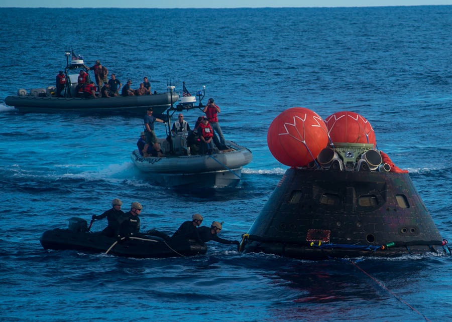 Военный корабль ВМС США осуществил транспортировку космического аппарата «Орион»