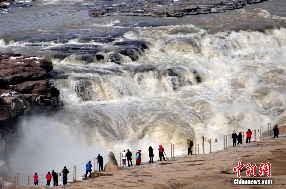 На водопаде Хукоу образовались красивые ледяные сосульки