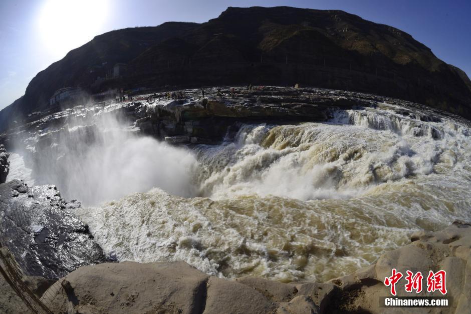 На водопаде Хукоу образовались красивые ледяные сосульки