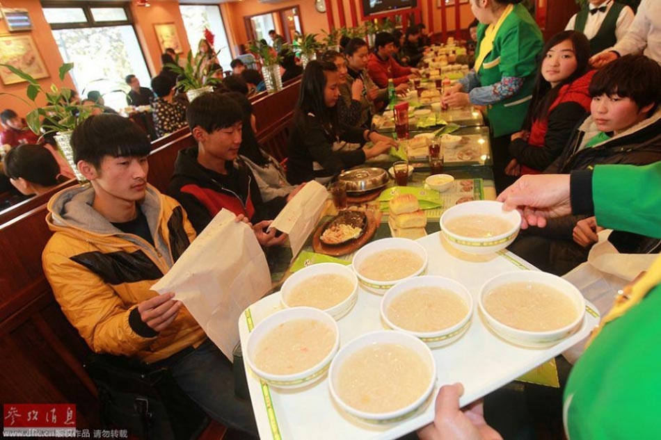 Директор китайской школы пригласил 200 своих учеников в стейк-хаус