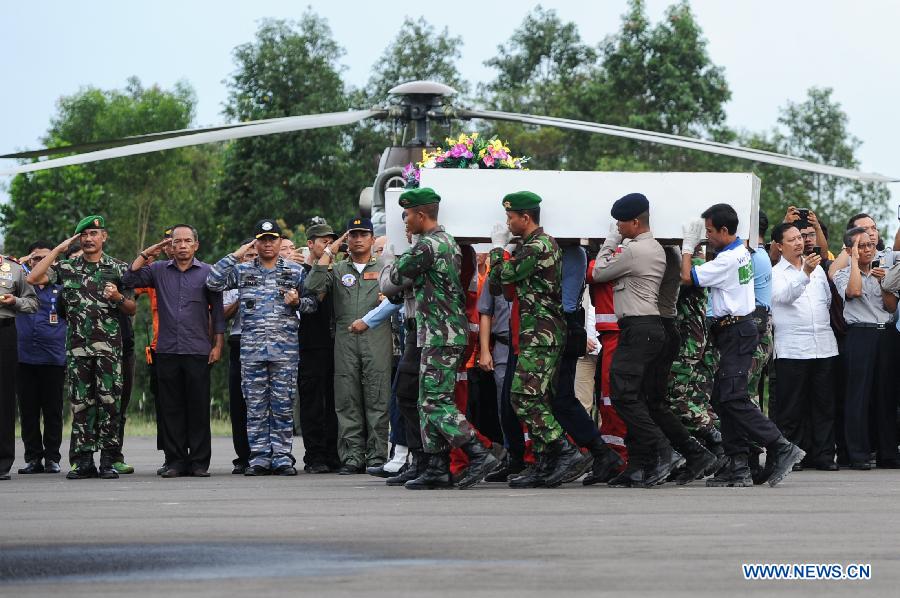 Индонезийские спасатели достали тела 30 погибших с рейса QZ8501 AirAsia