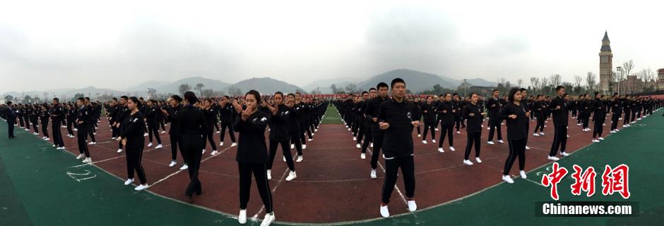 Новый рекорд Гиннесса: тысячи человек в Чэнду занимаются ушу стиля Вин-чунь