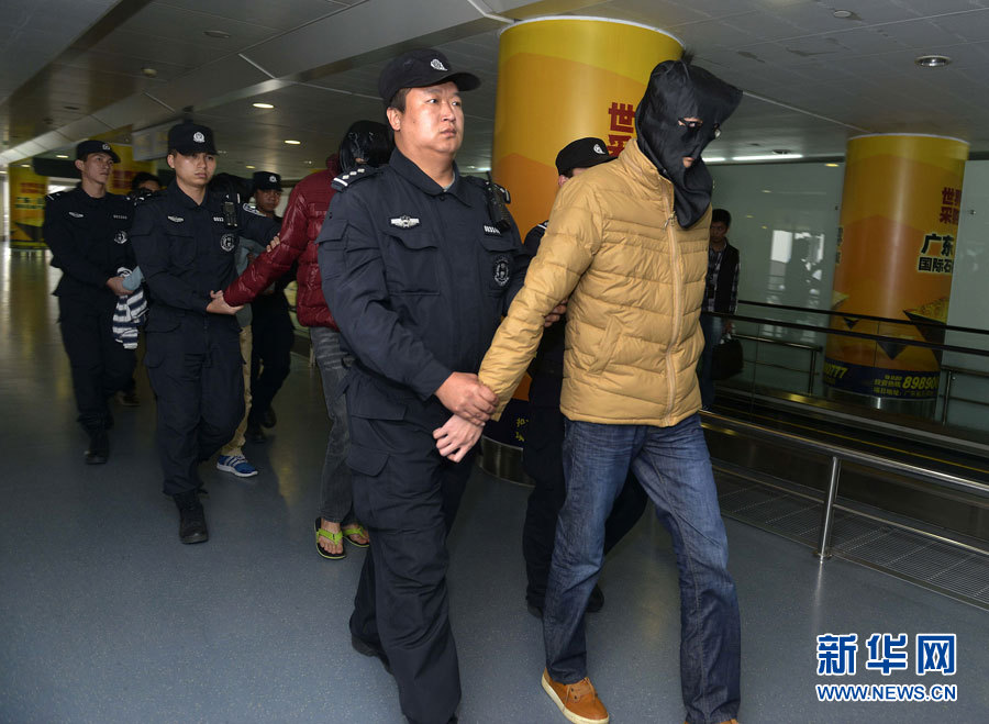 16 декабря 2014 года бежавшего в Тайланд из Гуандуна подозреваемого по фамилии Чэн в сопровождении 7 человек возвращают на территорию Китая.